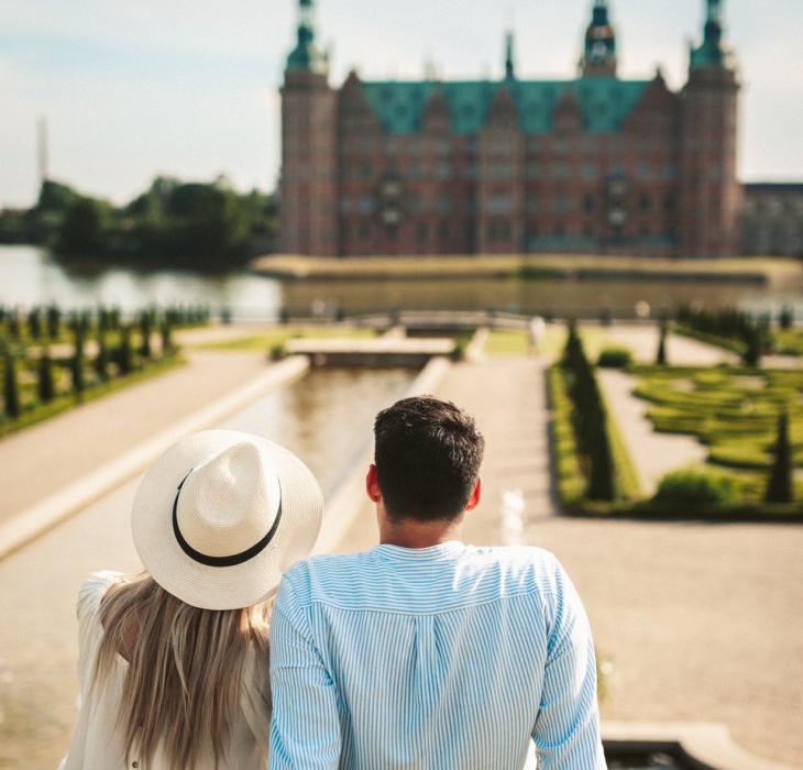 Coppia che guarda il castello di Frederiksborg