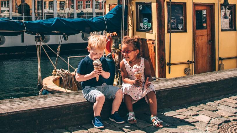 Bambini che mangiano il gelato nell'iconico Nyhavn di Copenaghen
