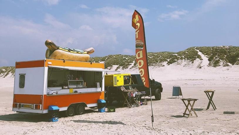 Vagone del hot dog su una spiaggia in Danimarca