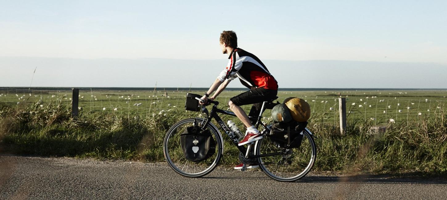 Fahrradfahrer auf dem Dänischen Ostseeradweg in Südjütland