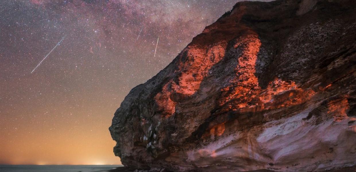 Das Bild zeigt einen wunderschönen Nachthimmel mit Sternen und Licht