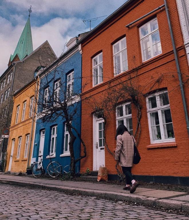 Le case colorate di Krusemyntegade si trovano nel cuore di Copenaghen, vicino al Giardino del Re.
