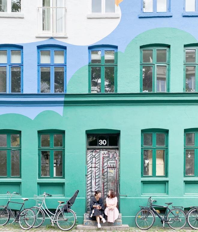 Un murale creativo su un edificio a Sankt Hans Gade a Copenhagen.