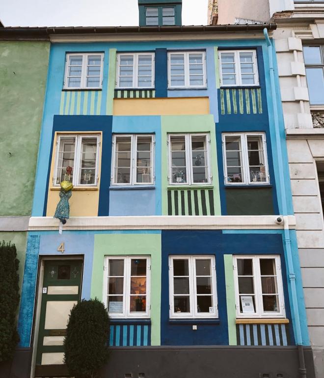 Una casa colorata a Sofiegade nel quartiere di Christianshavn a Copenaghen.