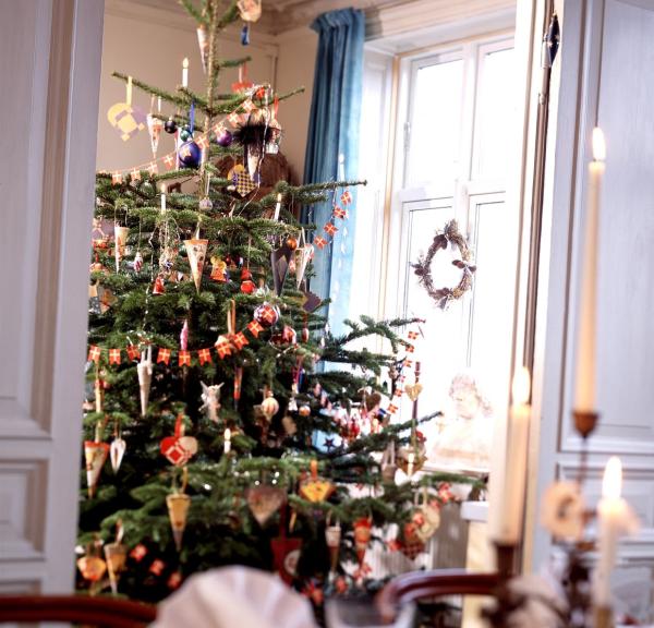 Albero di Natale danese con decorazioni natalizie tradizionali
