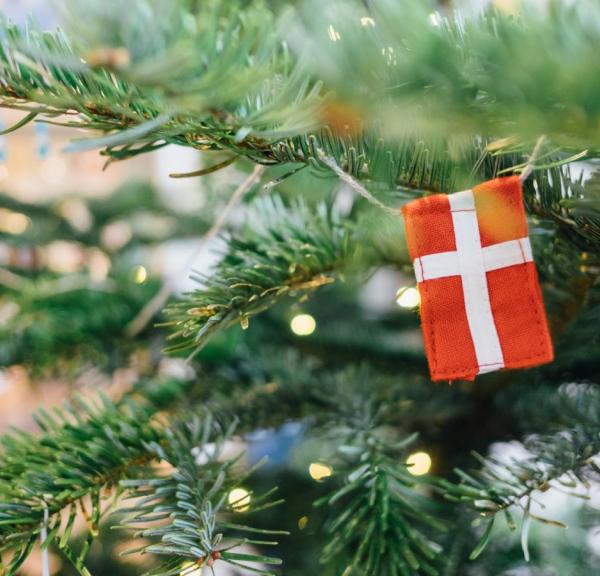 Decorazioni natalizie danesi sull'albero di Natale