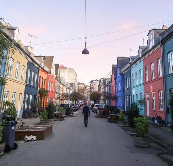 La vivace strada Olufsvej si trova nel quartiere di Østerbro a Copenaghen.