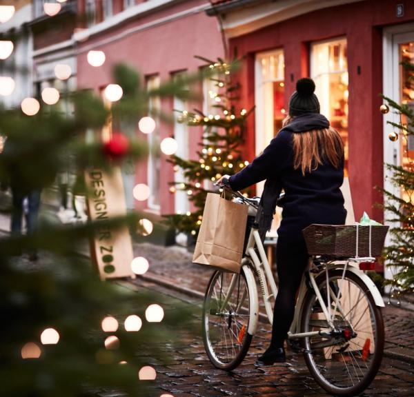 Jente på sykkel i Aarhus by pyntet til jul