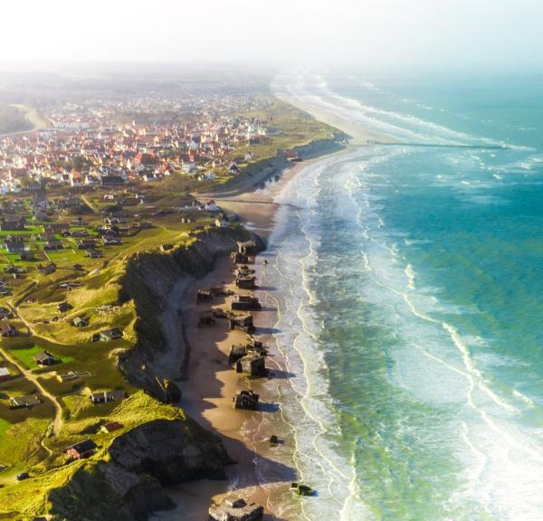 De Atlantikwall bunkers verdwijnen in zee bij Løkken in Denemarken 
