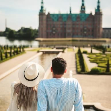 Coppia che guarda il castello di Frederiksborg