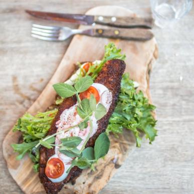 Klassisk smørrebrød med fiskefilet med en tvist, servert ved Lønstrup, Nordjylland