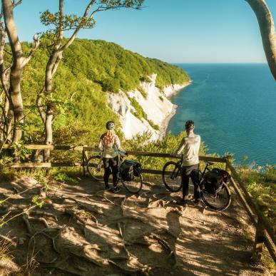 A couple with their bikes, exploring the coastland near Møns Klint