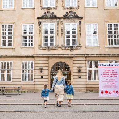 A mother and her two kids in front of the Danish National Museum