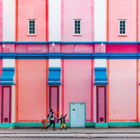 Bambini a Copenaghen davanti al colorato edificio del cinema Palads