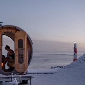 Kvinne i sauna på vestkysten av Danmark