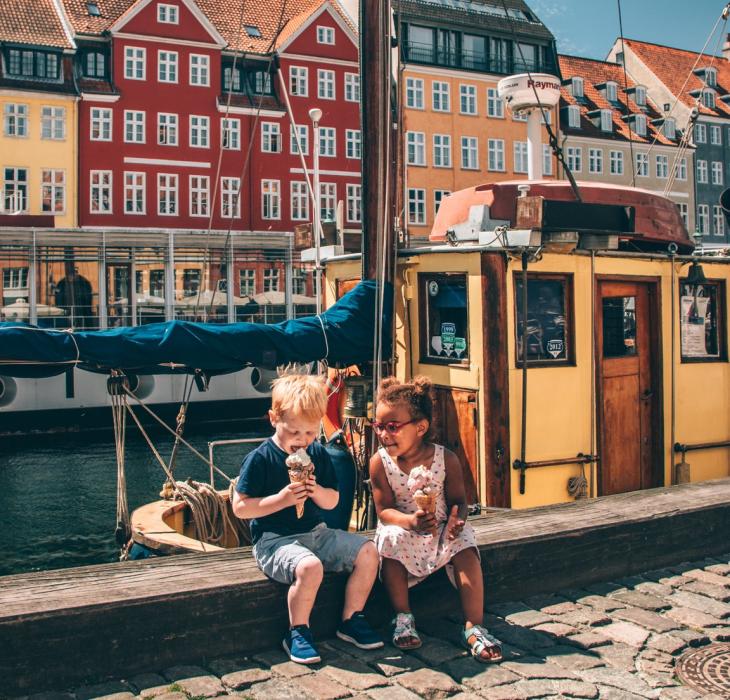 Bambini che mangiano il gelato nell'iconico Nyhavn di Copenaghen